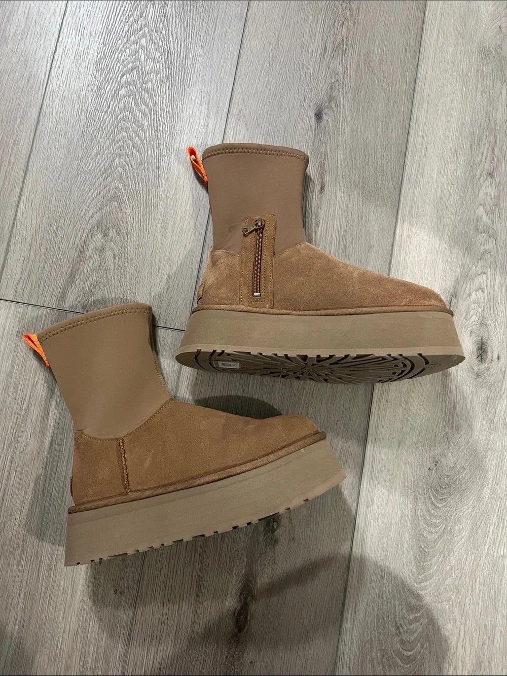UGG Women's Dipper Platform Boot in Chestnut with Orange Pull Tab Size 8